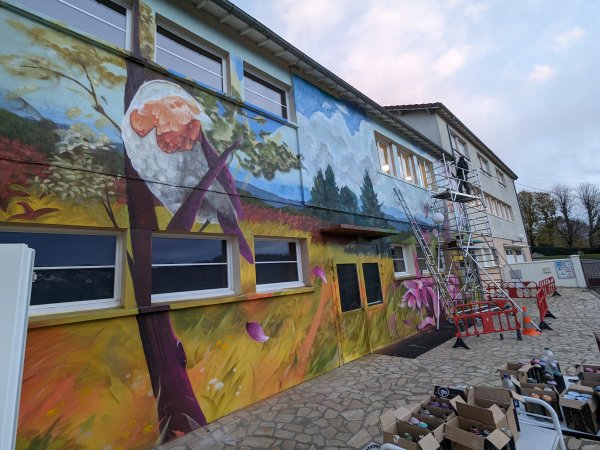 Le collectif Art Osons a l'œuvre sur le mural de Nézel, "Un mur une œuvre 2023"