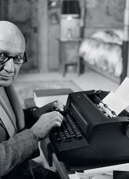 Photographie de Frédéric Dard devant sa machine à écrire