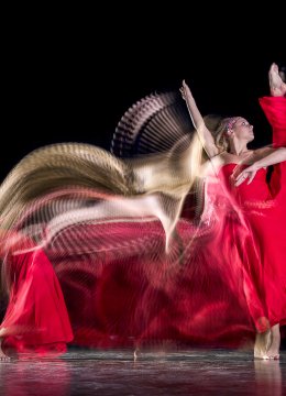 Photographie d'une femme qui danse, décomposition de son mouvement