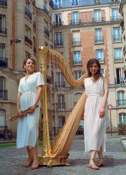 photo de groupe avec une harpe 