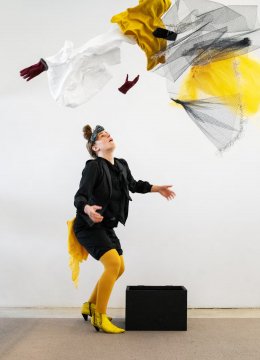 La comédienne Elsa Chausson jouant son spectacle "Léon, du vent dans les plumes"