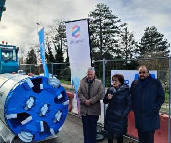 Suzanne Jaunet, Vice-présidente déléguée aux espaces publics et relations aux communes, Gilles Lécole, Vice-président délégué à l’eau et à l’assainissement et  Djamel Nedjar, maire de Limay  inaugurent le microtunnelier.