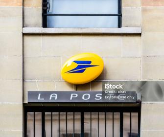 Photo d'un bureau de poste avec le logo de la Poste       de la Poste