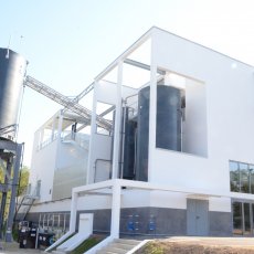 L'architecture soignée du nouveau bâtiment de l'usine d'eau potable de Suez à Flins/Aubergenville