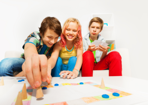 Des enfants jouent à un jeu de société
