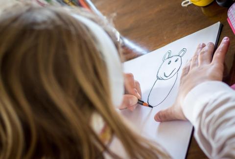 Illustration d'une jeune fille qui dessine