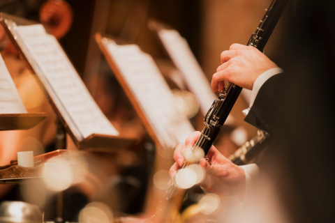 Des instruments de musiques devant une partition