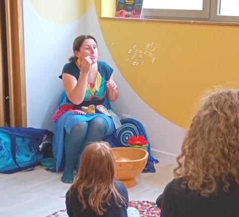 Illustration de Charlotte Gilot en spectacle