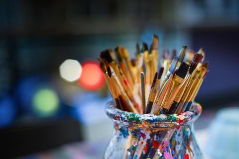 Illustration d'un pot avec des pinceaux