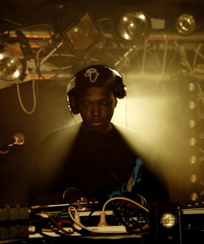 Junkaz Lou qui fait du DJing