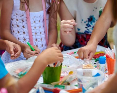 des enfants font un atelier créatif