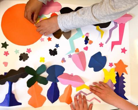 Seul au milieu de la grande page blanche, le petit lapin se sent bien triste…