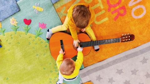 Les Petites Histoires en musique animées par Virginie Castelli est un atelier qui invite petits et grands à partager une expérience où musique et littérature se rencontrent.