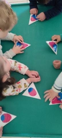Venez partager un moment créatif et sensoriel avec votre enfant lors d’un atelier de peinture propre animé par Sandrine des Ateliers Arrosés. Les tout-petits explorent les couleurs avec leurs mains, observent les formes et mélangent… sans se salir ! 