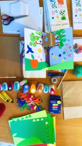 En lien avec l’album Un autre jardin, cet atelier invite chacun à créer son jardin imaginaire. Au centre de la page blanche, un arbre sans feuilles attend de prendre vie : faire pousser la végétation, cacher des animaux, construire une cabane ou accrocher une balançoire. L’ensemble devient un pop-up, matérialisant un jardin rêvé. En compagnie et avec l’aide de l’artiste Emma Giuliani. 