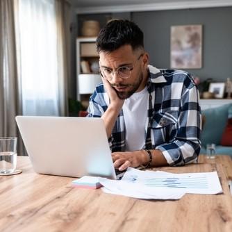 Usager connecté sur son ordinateur