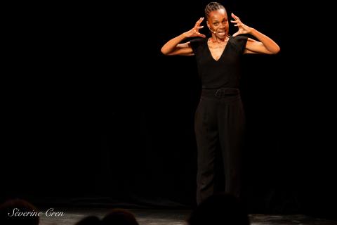 Ce jour-là, M’Toto Lunettes ne trouve pas ses lunettes ! Quelle malchance car justement elle est pressée ! Une randonnée poétique au cœur de la forêt équatoriale. 
