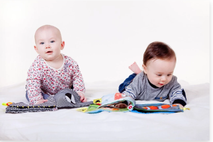 Les albums nous touchent différemment, en fonction de l’histoire qu’ils racontent, leur dessin, leur rythme... votre bébé a sans doute ses albums préférés ! Venez découvrir avec bébé la sélection du Prix des bébés lecteurs GPS&O 2025-2026 et votez pour celui qu’il préfère. Le gagnant sera annoncé en juin 2026.