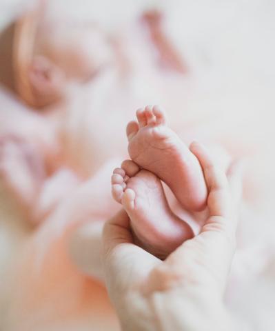 En compagnie de Sofia Boitel, offrez à votre bébé un moment de sérénité et de détente unique grâce au massage infantile en vous appuyant sur des gestes simples et doux. 