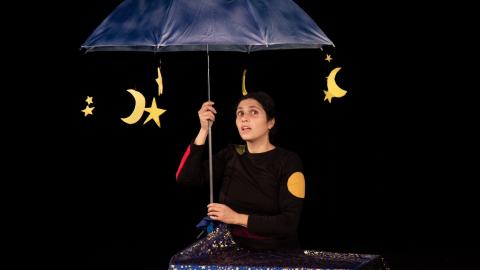 Son père est capitaine de bateau, sa mère reine des couleurs. Hippopotames, crabes et poissons peuplent ses pensées. La pluie, le bain, la nuit, tout devient épopée.