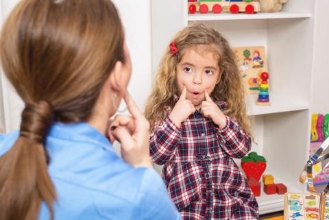 Lors de cet atelier destiné aux parents, assistantes maternelles et enfants, Coline partage et transmet un bouquet saisonnier de son répertoire 
