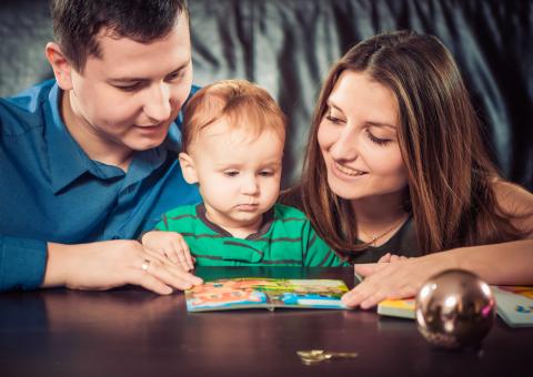 Les parents sont invités à lire une histoire à leurs petits, dans la sélection choisie pour ce moment par la bibliothécaire.