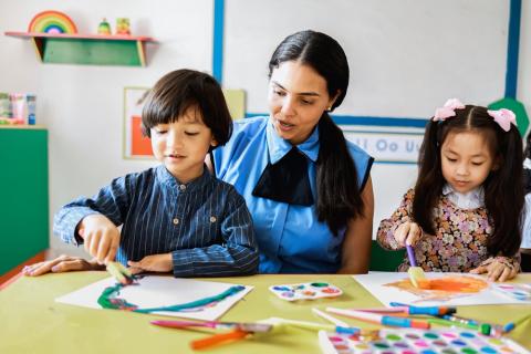 L’Atelier des petits c’est le DIY ou Do It Yourself des tout-petits. Avec un peu de rien, un peu de tout, un soupçon de paillettes, laissez parler sa créativité !