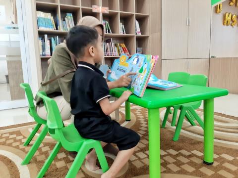 Partagez lectures, chansons, comptines et jeux de doigts, avec émotion, tendresse, rires et sourires …Plus qu’au sens des mots les tout-petits sont sensibles à leur musicalité.