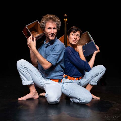 Tèmpi, c’est le tempo au pluriel. Tèmtoa c’est la mise en son d’une déclaration d’amour : je t’aime toi ! Tèmpi tèmtoa ce sont les rythmes, les pulsations de nos élans d’amour. Ce spectacle se veut une ode à la tendresse et à la complicité qui se construit, s’invente au sein de chaque famille entre le tout-petit et celles et ceux qui l’entourent.