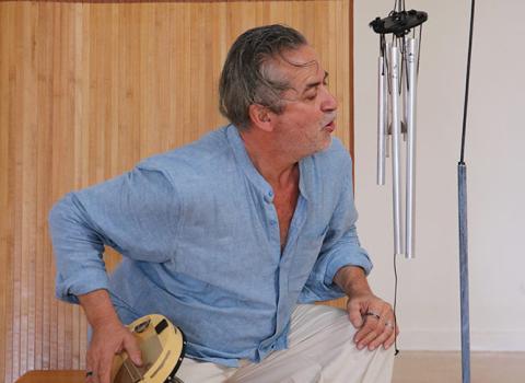 En quatre mouvements, Un Souffle… est une invitation pour les tout-petits à un voyage dans les airs, où se créent des images vaporeuses, chorégraphiques et sensorielles