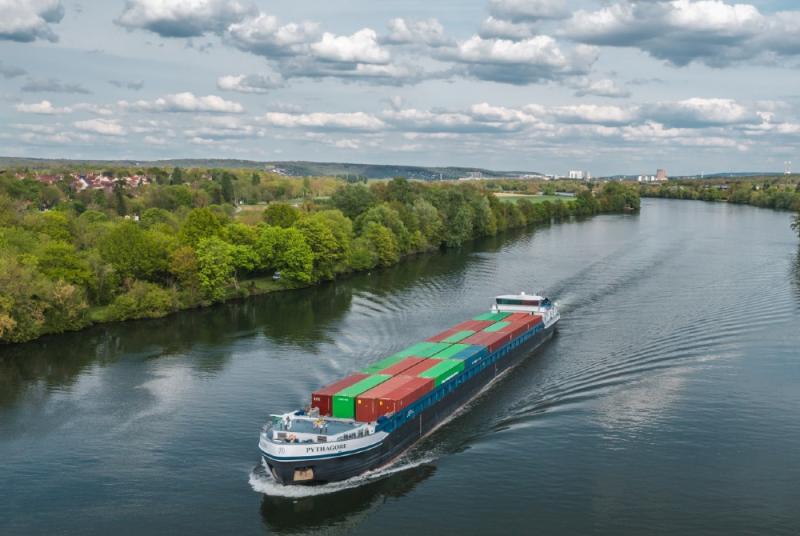 Péniche commerciale sur la Seine