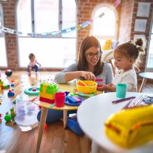enfants et puéricultrice dans une crèche