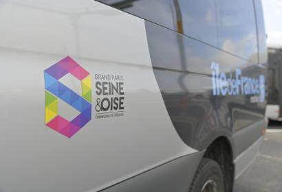 Bus sur le territoire, avec logos GPSEO et IDFM
