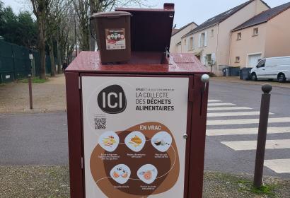 Bac à déchets alimentaires en point d'apport volontaire